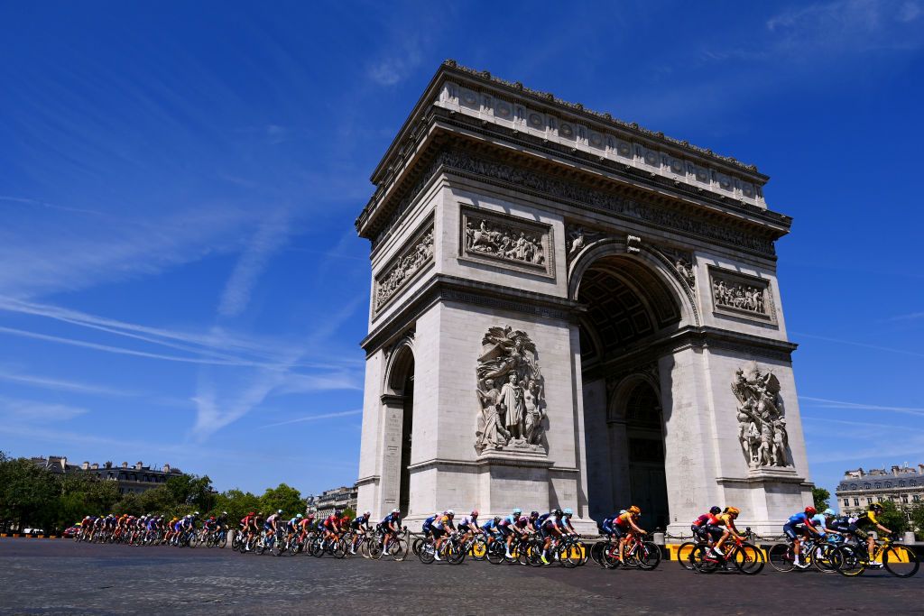 PARIS FRANCE JULY 24 A general view of the peloton passing close to The Arc de Triomf during the 1st Tour de France Femmes 2022 Stage 1 a 817km stage from Paris Tour Eiffel to Paris Champslyses TDFF UCIWWT on July 24 2022 in Paris France Photo by Tim de WaeleGetty Images