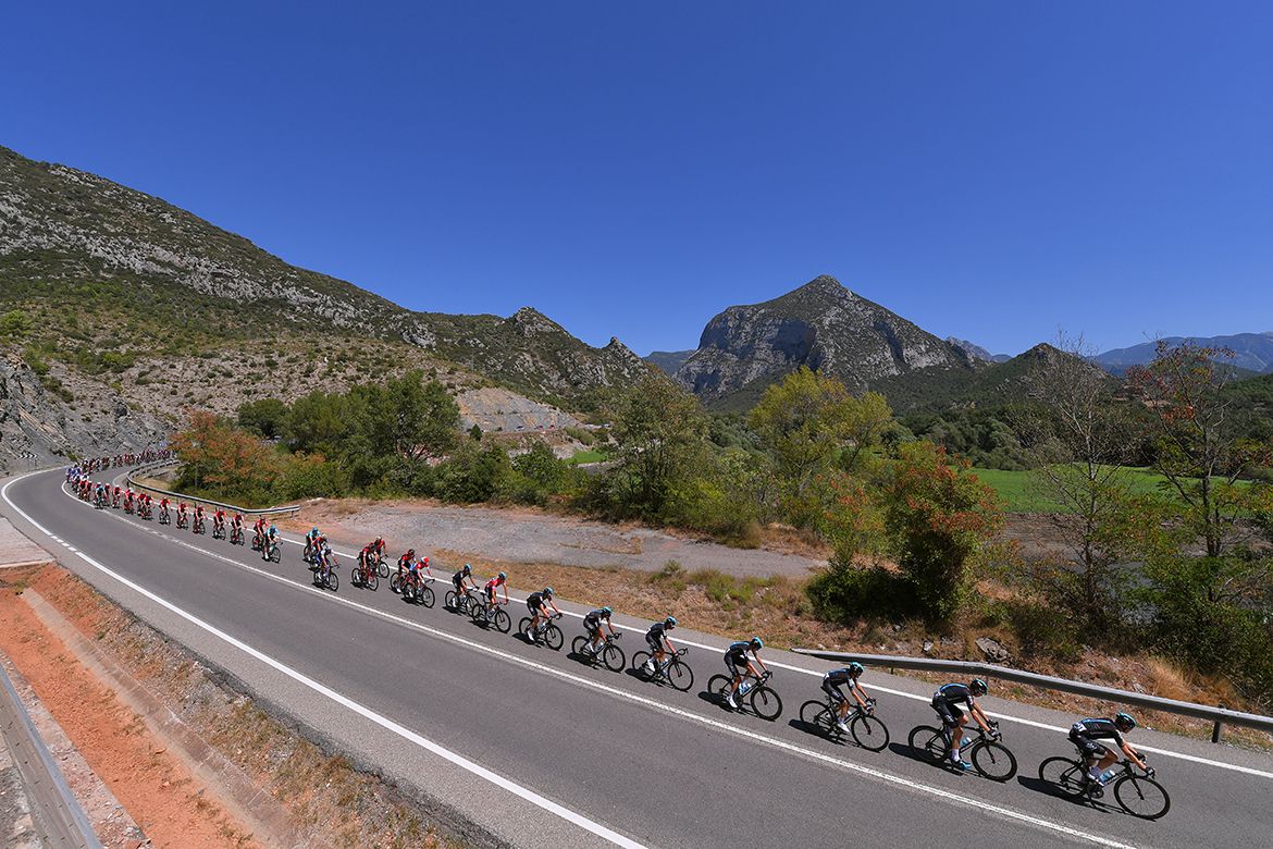 The peloton strings out into one long line