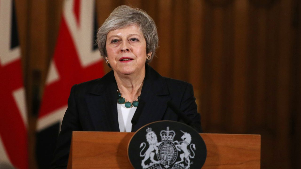 LONDON, ENGLAND - NOVEMBER 15: Britain&amp;#039;s Prime Minister Theresa May speaks during a press conference inside 10 Downing Street on November 15, 2018 in London England. Cabinet Ministers Dominic