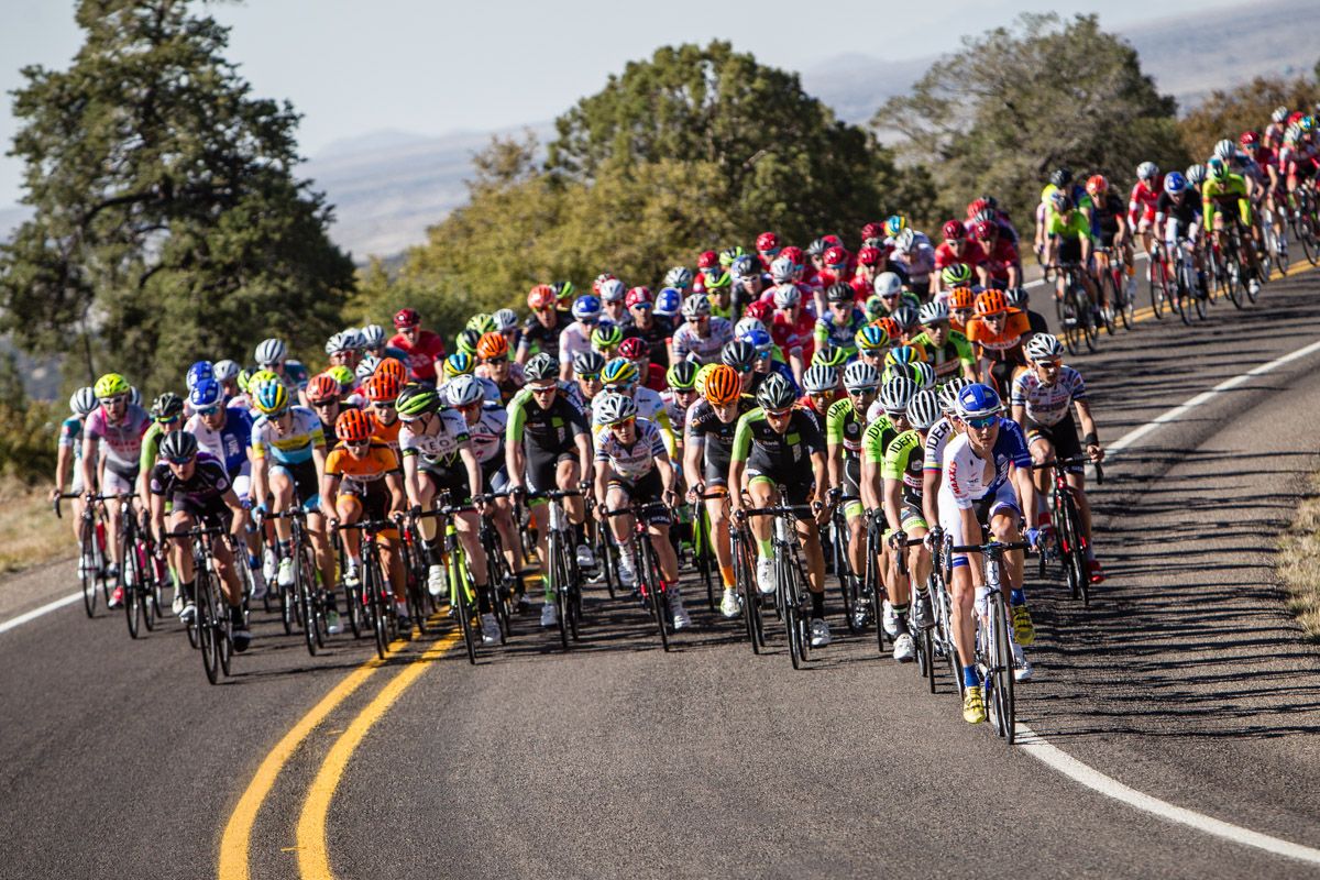 The men&rsquo;s field rolls out for the Inner Loop stage