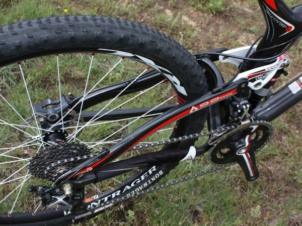 The Top Fuel 9.9 SSL uses carbon fiber seat stays but aluminum is used for the asymmetrical chain stay assembly.
