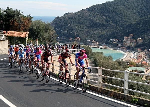 The peloton in the final phase of the race.