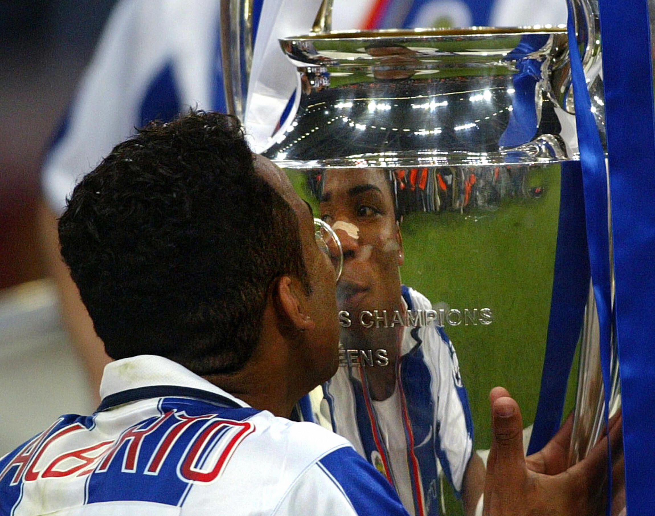 Carlos Alberto of Porto kisses the Champions League trophy in 2004