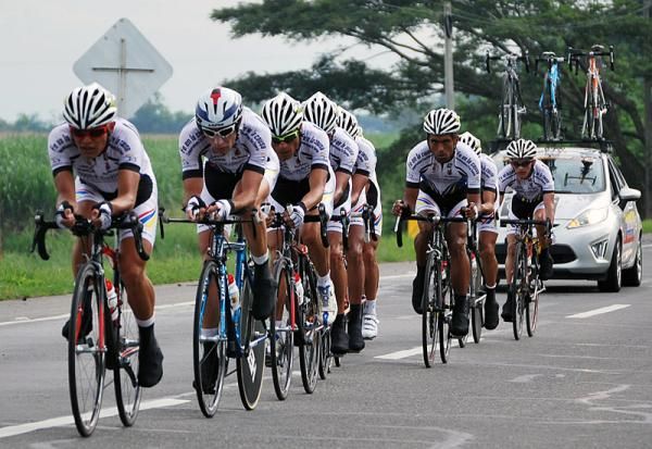 The Fuerzas Armadas-Ejercito Nacional squad in action.
