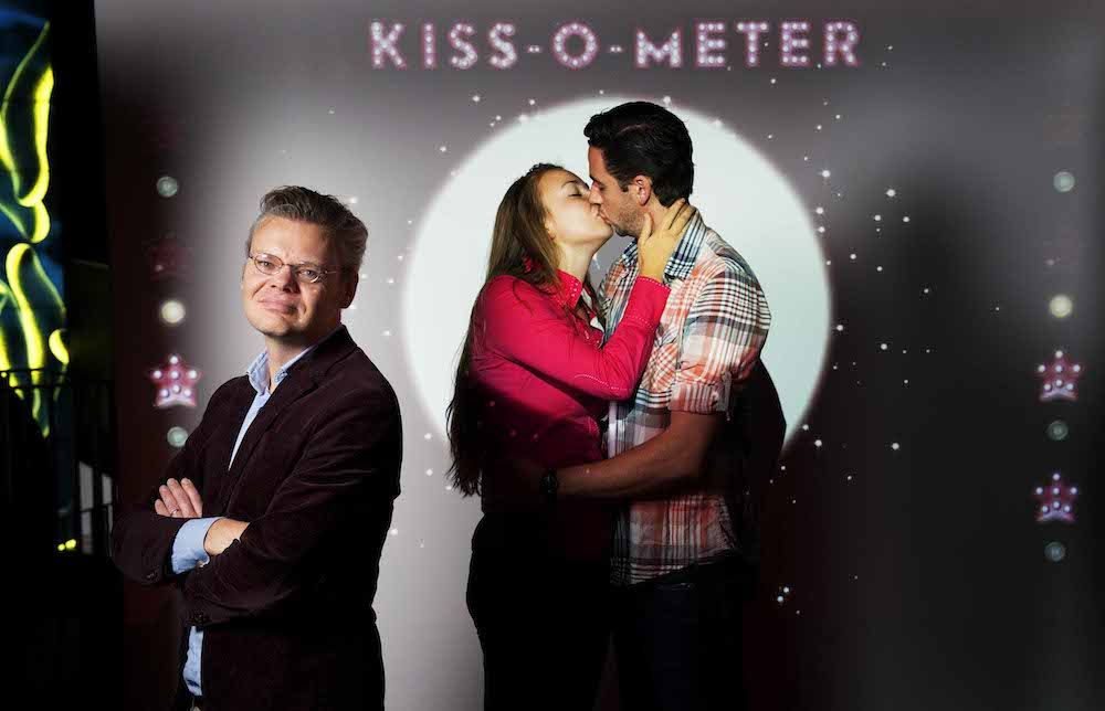 kiss-o-meter couple kissing