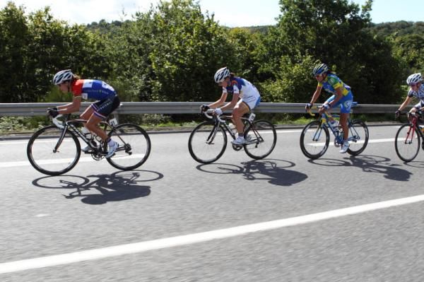 Marianne Vos (Nederland Bloeit) caught the leaders and kept going - chasing solo attacker, Emma Pooley (Garmin-Cervelo)