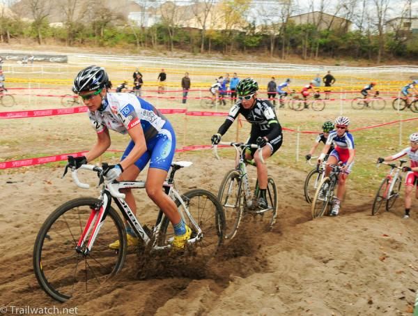 Katerina Nash (Luna Pro Team) chasing Compton through the sand