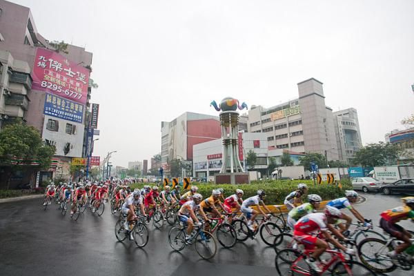 The peloton sets out from Taipei City.