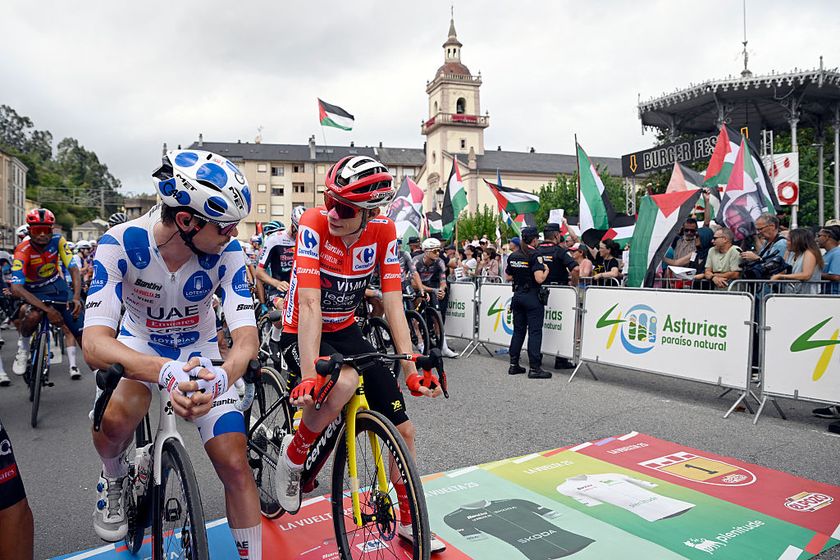 Team UAE&#039;s Australian rider Jay Vine (L) and Team Visma-Lease a bike&#039;s Danish rider Jonas Vingegaard await the start of the 15th stage of the Vuelta a Espana cycling tour, a 167 km race between A Veiga/Vegadeo and Monforte de Lemos, on September 7, 2025. (Photo by Miguel RIOPA / AFP)