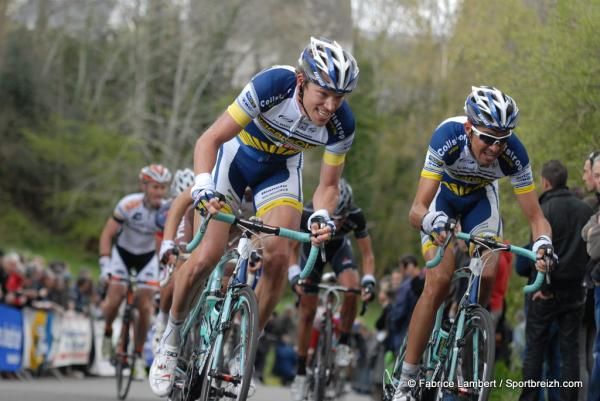 Vacansoleil tries to break up the bunch
