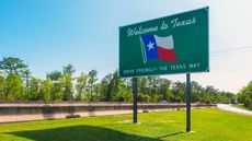 A road sign welcoming people to the state of Texas.