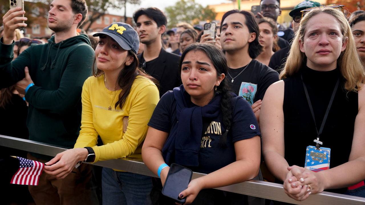 Students tearfully watch Harris&#039; concession speech