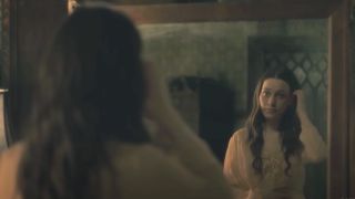 Victoria Pedretti as Nell in The Haunting of Hill House