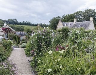 How to plant a cottage garden border - Libby Russel of Mazzullo + Russell Landscape Design has brought a quintessentially English look to this Somerset space, complete with grand herbaceous borders
