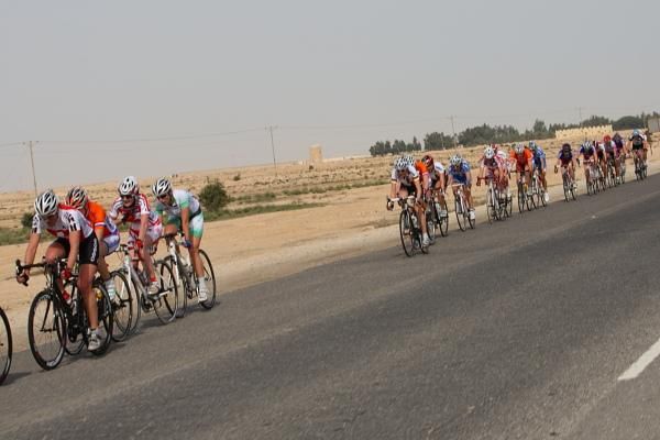 The bunch was long and splits appeared after the first sprint point in the Qatari desert.