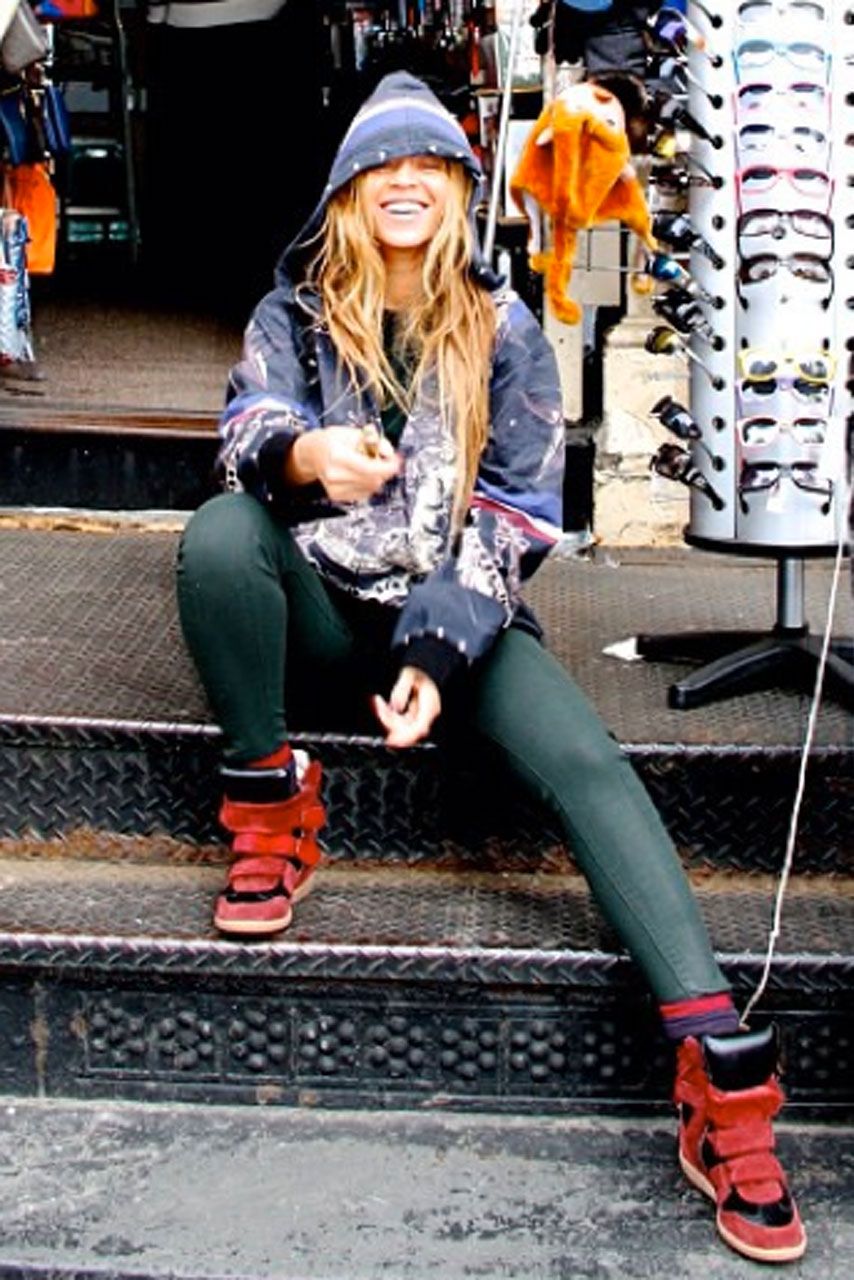 PICS! Beyonce Shops At Bargain Tourist Store | Marie Claire UK