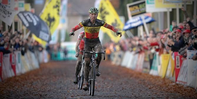 Sven Nys lifts his arms in victory