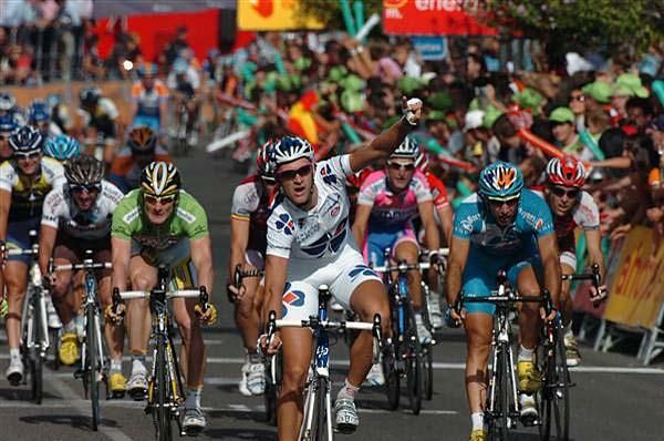 Anthony Roux (Fran&ccedil;aise des Jeux) just barely held off the peloton.