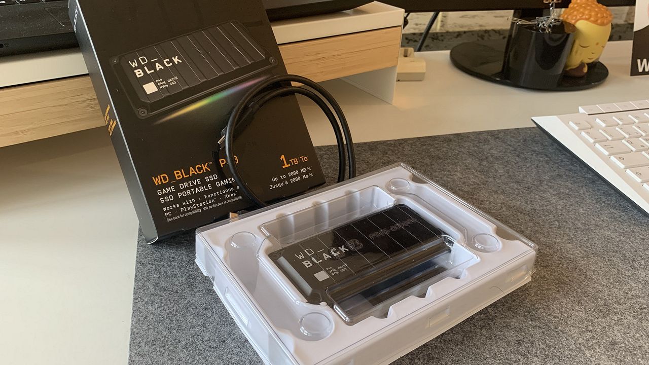 WD_Black P40: Ausgepackt offenbart sich neben der SSD noch ein n&uuml;tzliches USB-C-Kabel sowie ein USB-A-Adapter