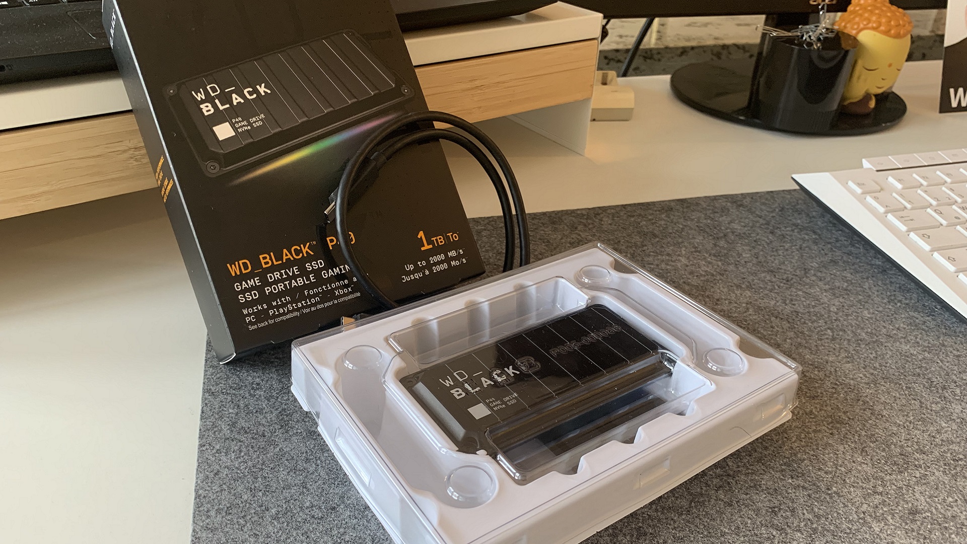 WD_Black P40: Ausgepackt offenbart sich neben der SSD noch ein nützliches USB-C-Kabel sowie ein USB-A-Adapter