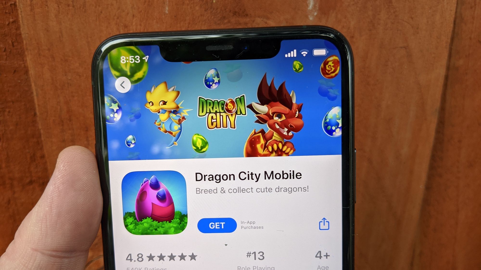Мобильная игра про драконов на экране смартфона