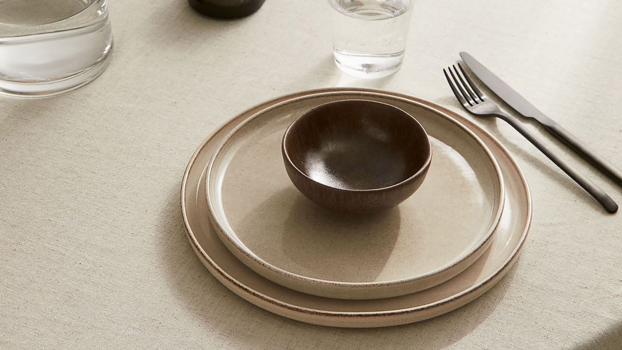 H&amp;M Home dinnerware set on table