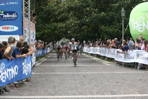 Ina Teutenberg (HTC-Highroad) sprints to a commanding victory in the Giro del Trentino