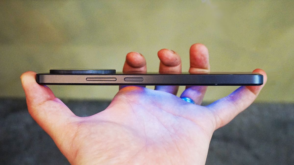 TCL 50 XL NxtPaper MWC side