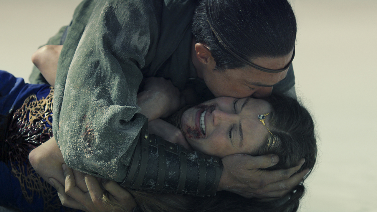 Lan consoling a crying Moiraine in The Wheel of Time season 3