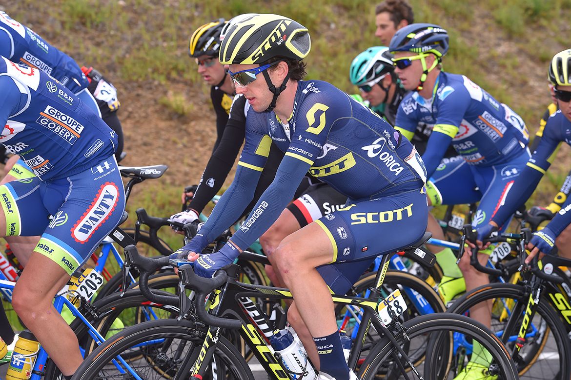 Simon Yates in the pack at the Crit&eacute;rium du Dauphin&eacute;