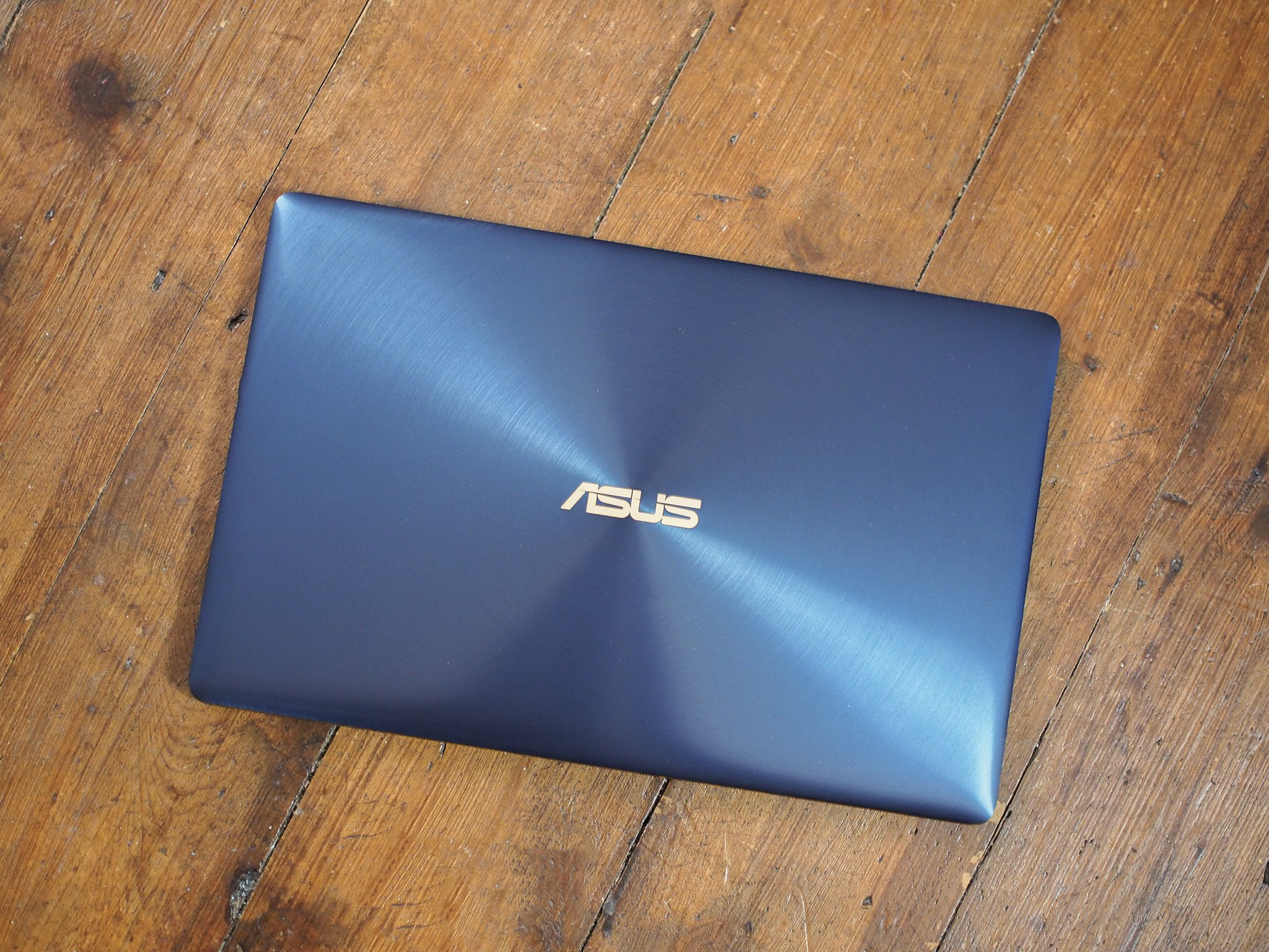 Asus zenbook аккумулятор. ASUS ZENBOOK 3. Ноутбук ASUS ZENBOOK голубой металлик. Подставка для ноутбука асус зенбук 14. Корпус ноутбука ASUS ZENBOOK синий.