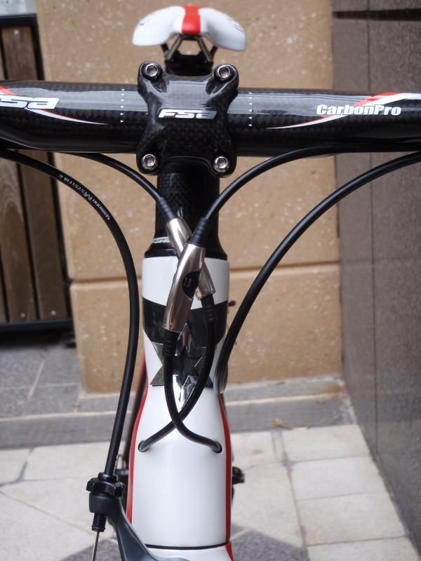 Derailleur cables are routed right through the tapered head tube