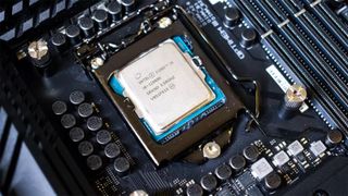 En Intel Core i9-11900K som sitter i sokkelen sin på et hovedkort