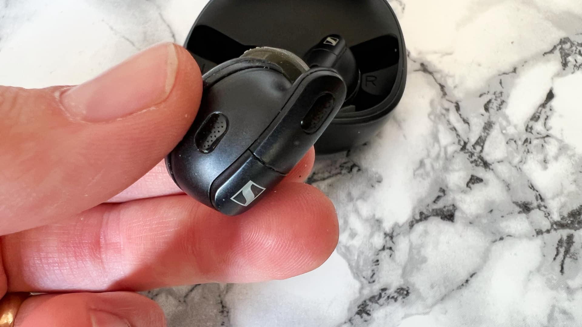 Sennheiser Conversation Clear Plus på marmorerat bord