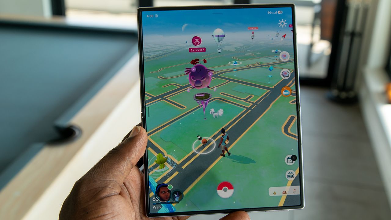 Pok&eacute;mon Go on the Galaxy Z Fold 8 internal screen