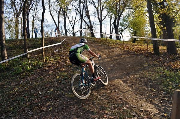 The penultimate power climb, late in the lap and back in the woods.