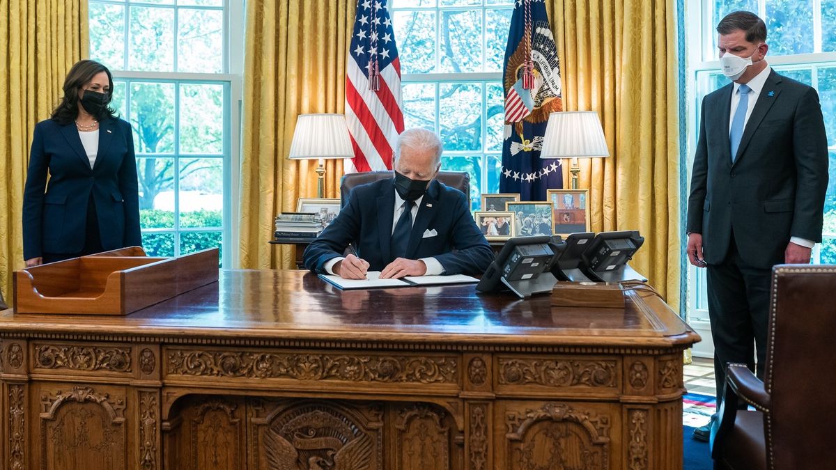 Biden Signing Docs with Kamala