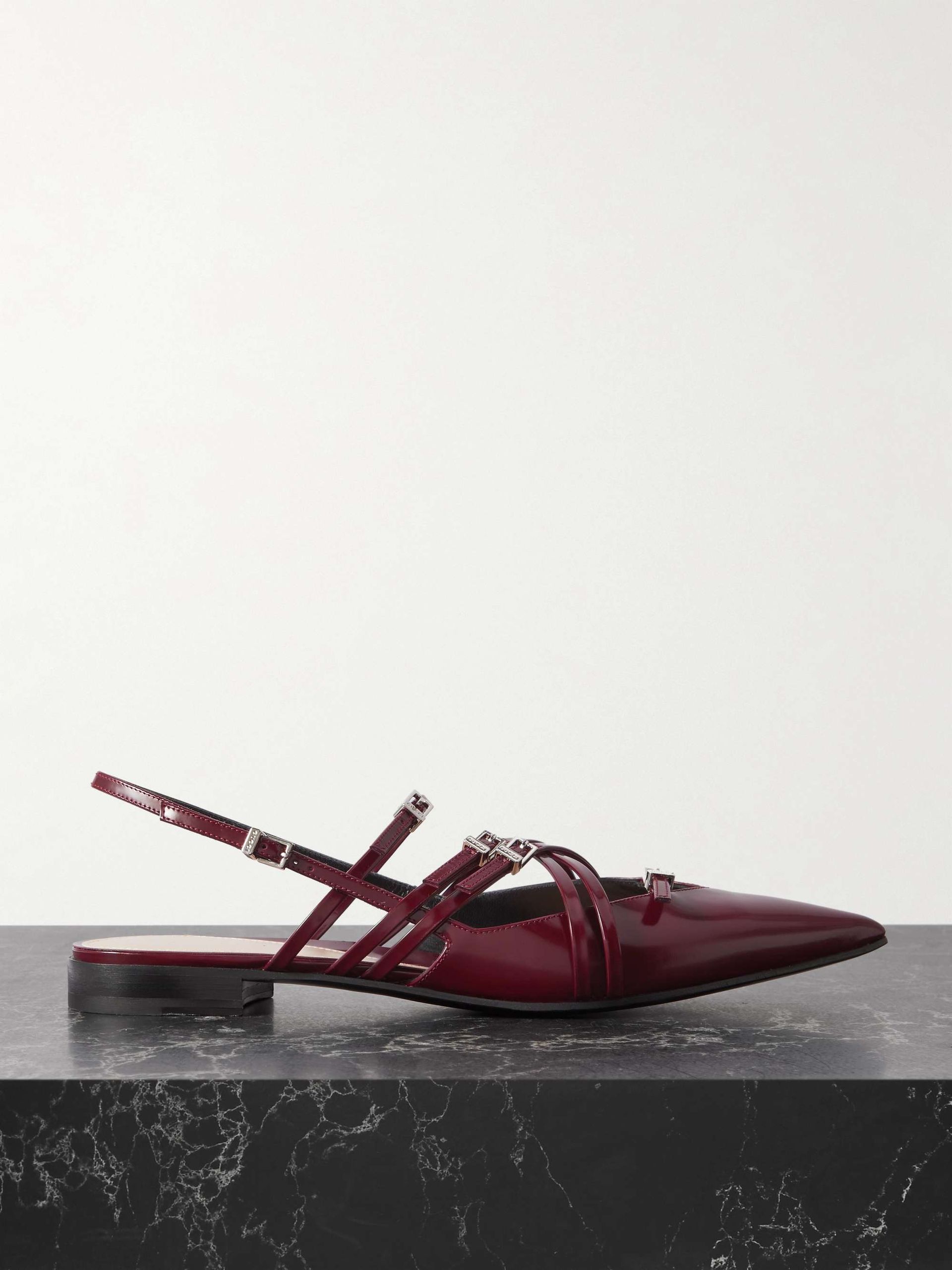 mCXLeZHQg2kyVgBnhPUZqL-320-80 突然、ロンドン、パリ、ニューヨークのファッションピープルがこのエレガントなディテールを備えた靴を履くようになった