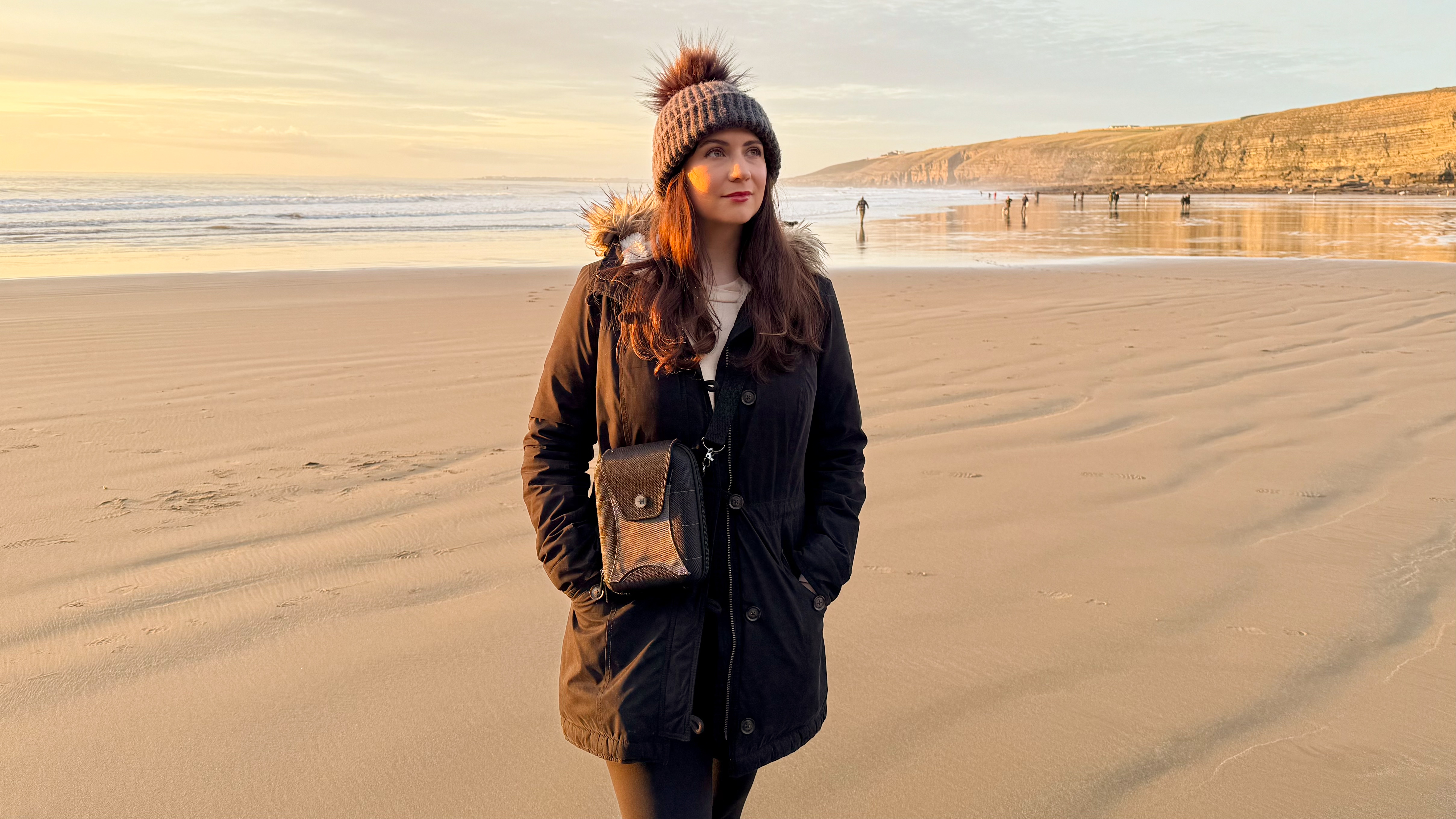 ауторка Кимберли Лејн која носи торбу за ношење Хавке Фронтиер ЕД Кс 8к42 на обали