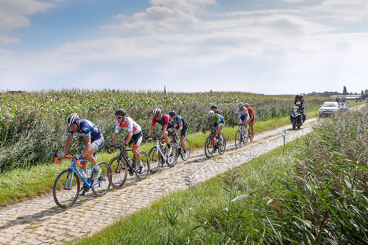 The peloton in Schaal Sels