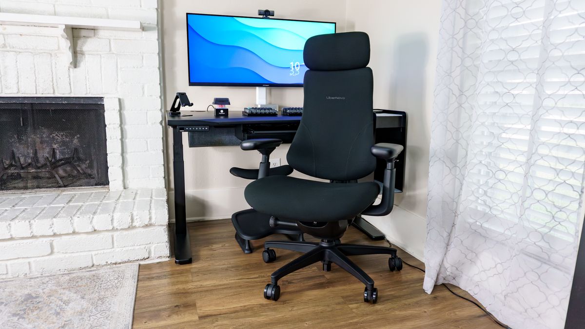 The LiberNovo Omni SE in front of a desk
