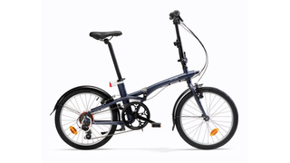 A B'twin Tilt 500 folding bike in black colour with mudguards against a white background