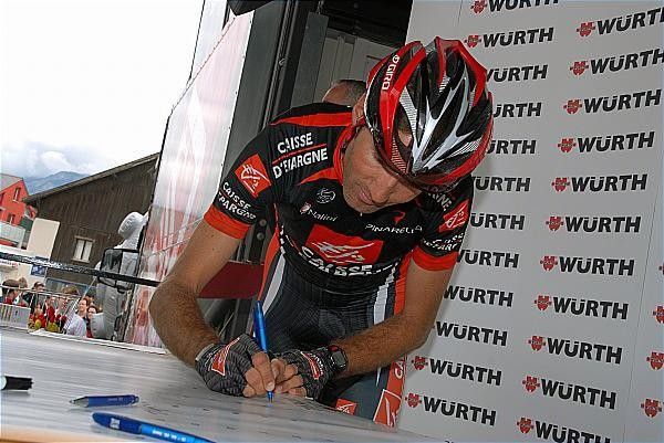 Pablo Lastras (Caisse d'Epargne) is signing on for the day.