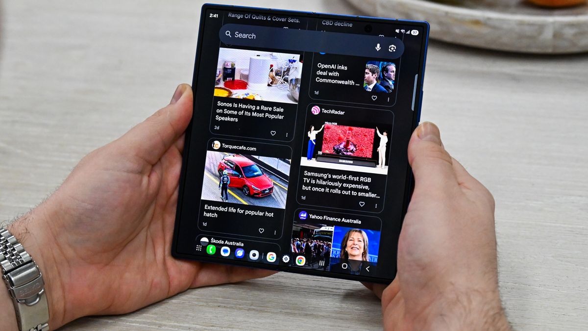 स्क्रिनमा समाचार लेखहरू खोलिएको बेला Samsung Galaxy Z Fold 7 प्रयोग गर्ने कोही।