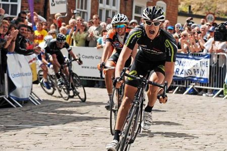 Scott Thwaites wins the 2011 Lincoln GP
