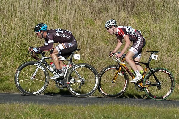 Mark Jamieson (Jayco/2XU) leads Benjamin Hill (Suzuki/Trek) during their breakaway attempt.
