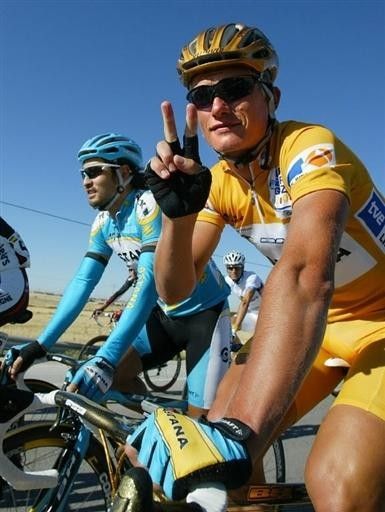 Alexandre Vinokourov (Astana) gives the V sign