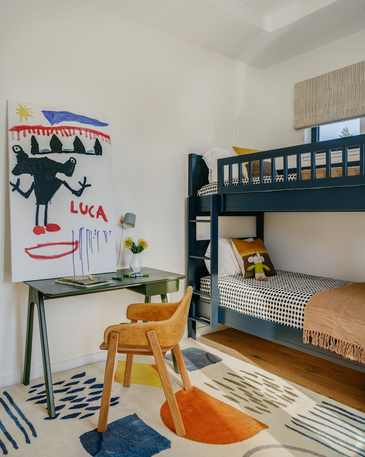 Ένα πολύχρωμο παιδικό υπνοδωμάτιο