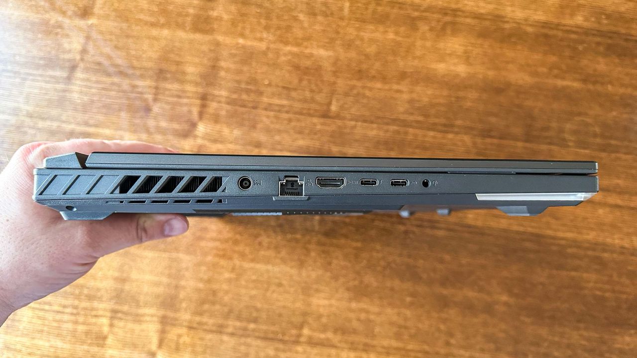 Asus ROG Strix G18 ports