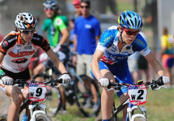 Lea Davison (Team Maxxis-Rocky Mountain) marking Georgia Gould (Luna Womens MTB).